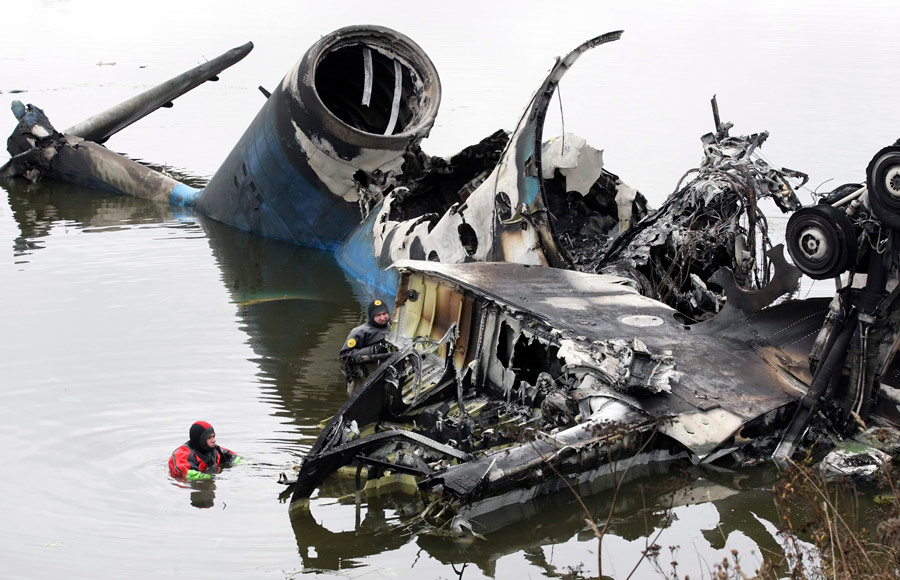 Обломки самолета Як-42 под Ярославлем. © Reuters / POOL