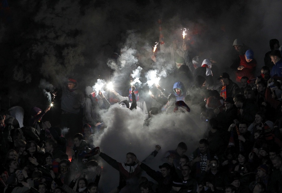 Московские фанаты ЦСКА на стадионе Лужники радуются голу, забитому в ворота команды Trabzonspor. © Денис Синяков/Reuters
