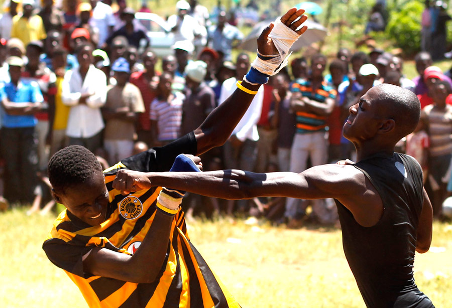 Мастерство кулачного боя во время праздника Мусангве, в деревне Габа в провинции Лимпопо. © Siphiwe Sibeko/Reuters