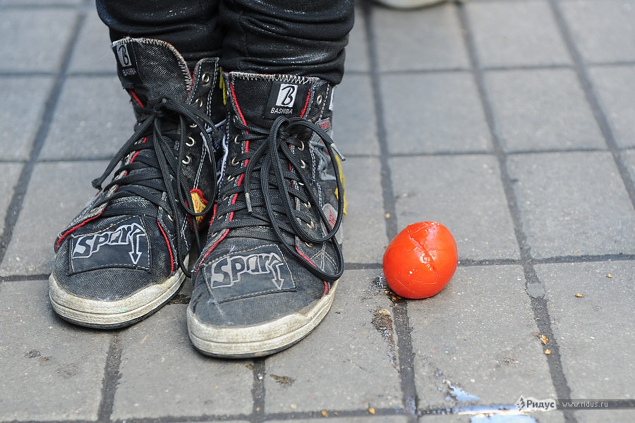 У националистов и гомофобов отбирали тухлые помидоры. © Антон Белицкий/Ridus.ru