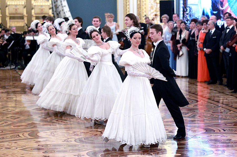 Видео первый бал. Бал в Кремле. Платье Полонез. Бал выпускников в Кремле. Современный Светский бал.