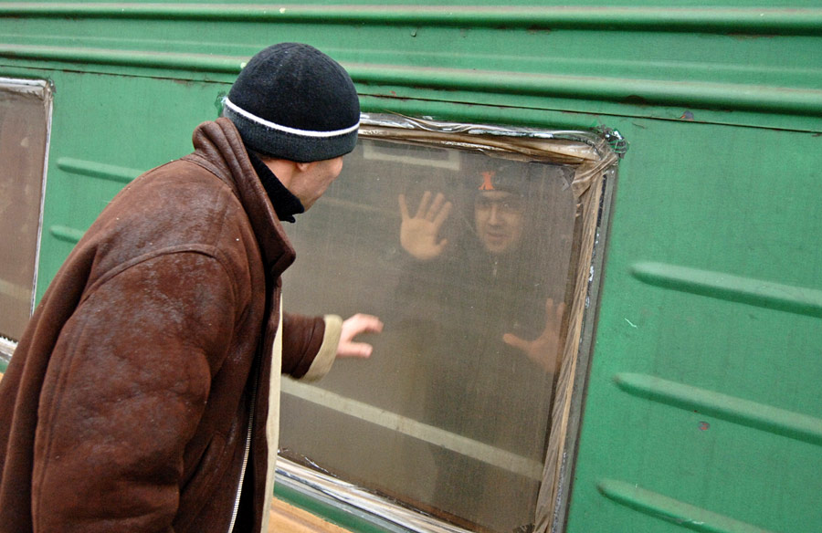 Таджики-мигранты у поезда на Казанском вокзале в Москве. © Станислав Красильников/ИТАР-ТАСС