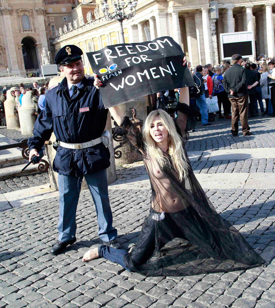 Акция активисток Femen в Ватикане против дискриминации женщин. © Tony Gentile/Reuters