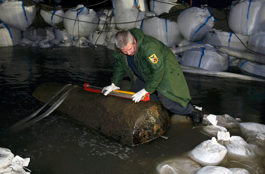 Специалисты-подрывники обезвреживают бомбу, найденную в Рейне. © Wolfgang Rattay/Reuters