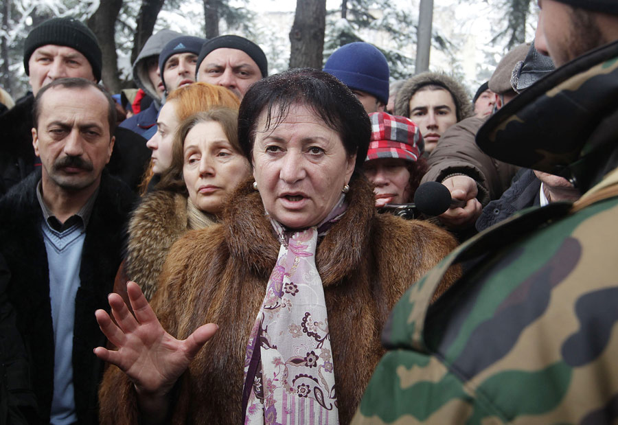 Алла Джиоева в окружении своих сторонников. © Михаил Мокрушин/РИА Новости
