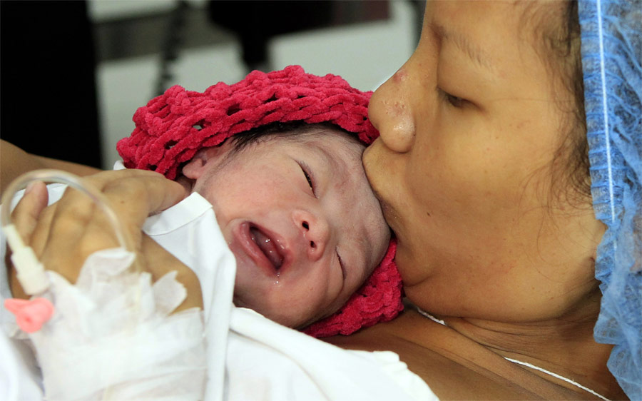 Даника Камачо, претендующая на право быть 7-миллиардным жителем Земли, со своей мамой в городской больнице Манилы. © Erik De Castro/Reuters