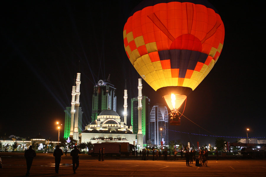 Воздушный шар перед мечетью имени Ахмата Кадырова в центре Грозного во время подготовки к празднованию Дня города. © Саид Царнаев/РИА Новости