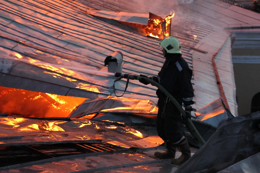 Открытый огонь в чердачных помещениях технологического института. Фото: Семён Дымов | МЧС