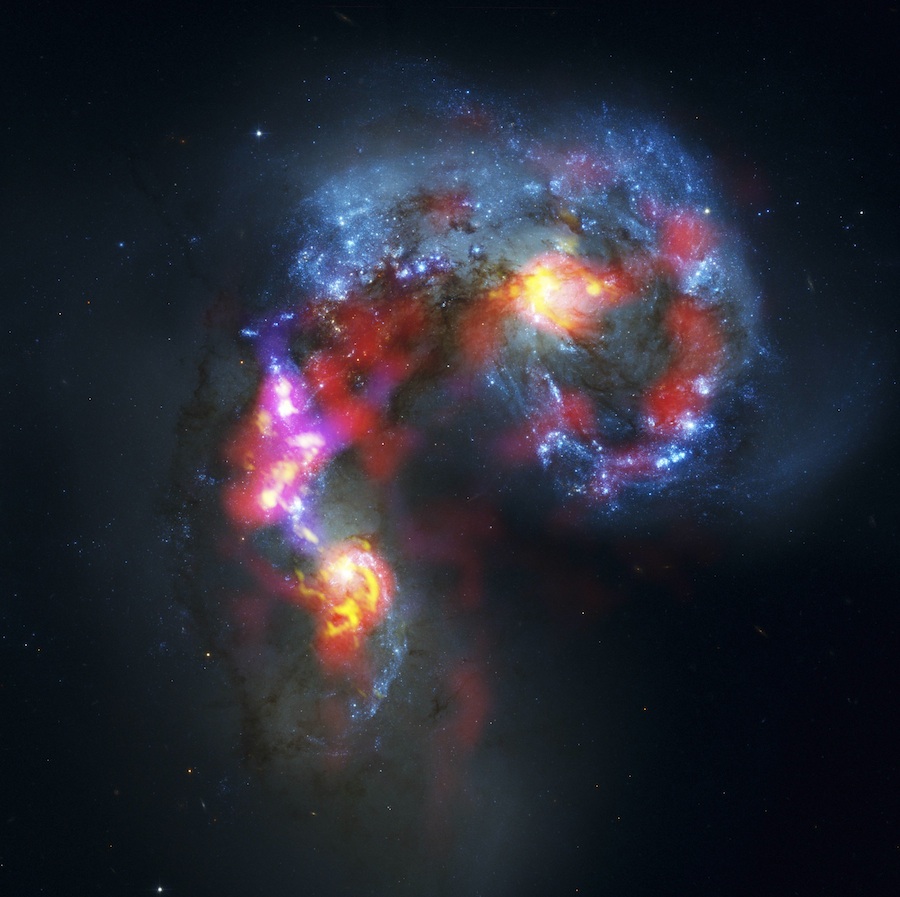 Первый снимок, полученный параболическими антеннами проекта ALMA. ALMA — уникальная система из 66 высокоточных антенн, взаимодействующих вместе как единый гигантский телескоп, расположена в чилийской пустыне Атакама на высоте 5000 метров. На снимке - галактики антенн NGC 4038 и NGC 4039. © ALMA (ESO/NAOJ/NRAO)/Reuters