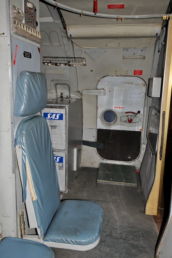 Откидное кресло стюардессы в самолете Каравелла