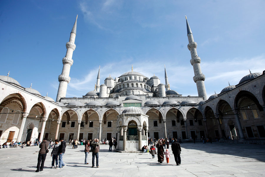 Туристы во дворе Голубой мечети в Стамбуле. © Osman Orsal/Reuters