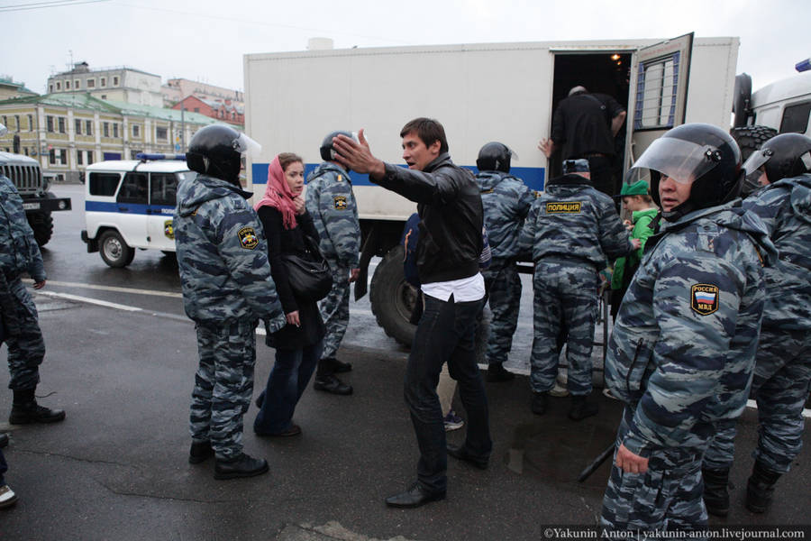 Депутат Государственной Думы Д.Гудков объясняет бойцам ОМОНа противоправность их действий, требует отпустить всех задержанных.