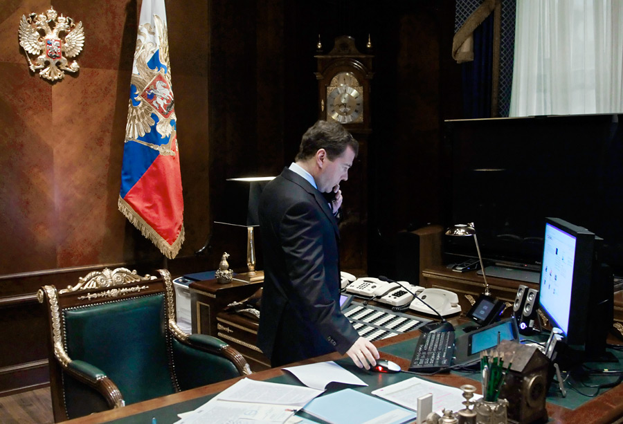 Дмитрий Медведев в рабочем кабинете. © Михаил Климентьев/ИТАР-ТАСС