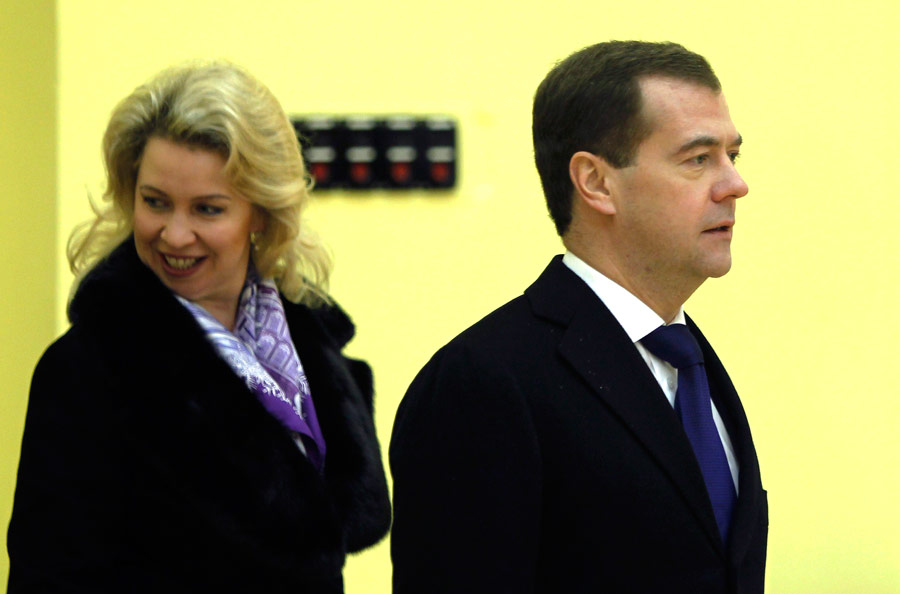 Дмитрий Медведев (справа) со своей супругой Светланой Медведевой (слева) на избирательном участке. © Misha Japaridze/Pool/AP Photo
