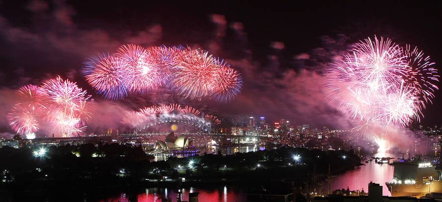 Фейерверки над Сиднейским оперным театром © DANIEL MUNOZ/REUTERS