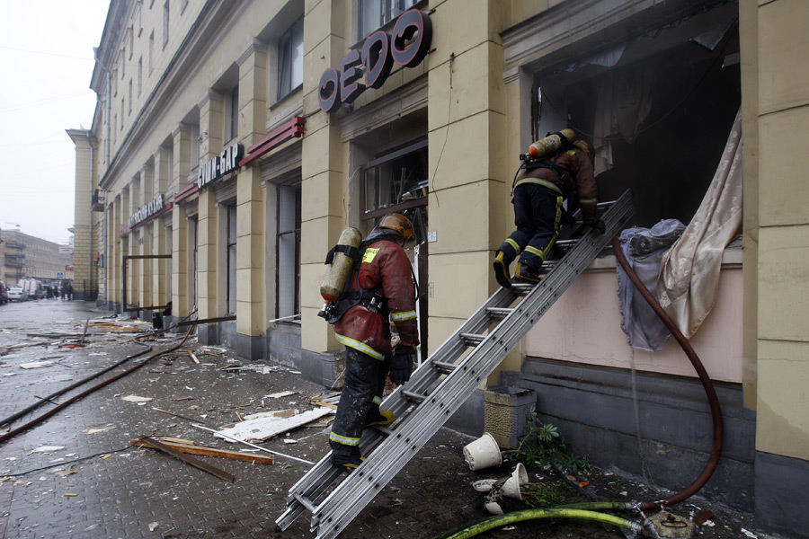 Сотрудники МЧС около ресторана «Харбин». © Вадим Жернов/РИА Новости