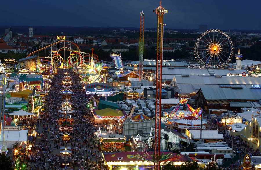 Тысячи гостей фестиваля Oktoberfest в Мюнхене. © Kai Pfaffenbach/Reuters