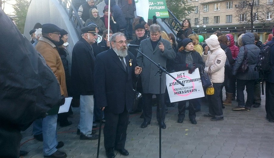 Митинги против строительства. Протестующие против строительства. Партия яблоко митинг. Яблоко против Путина. Навальный на митинге яблока.