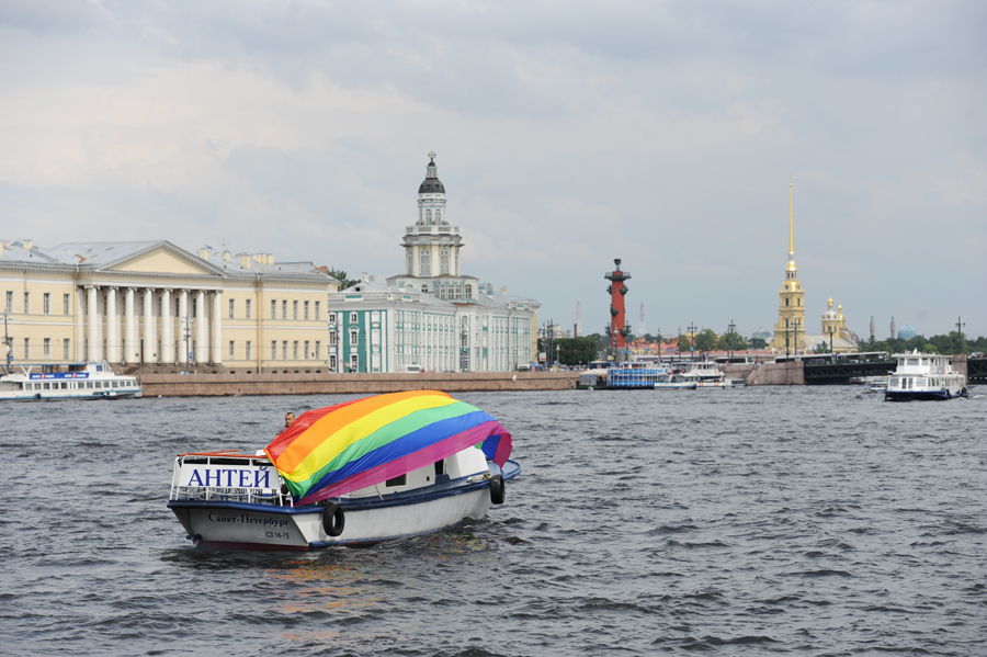 Участники гей-парада катаются на катере по Неве в Санкт-Петербурге. © Руслан Шамуков/ИТАР-ТАСС