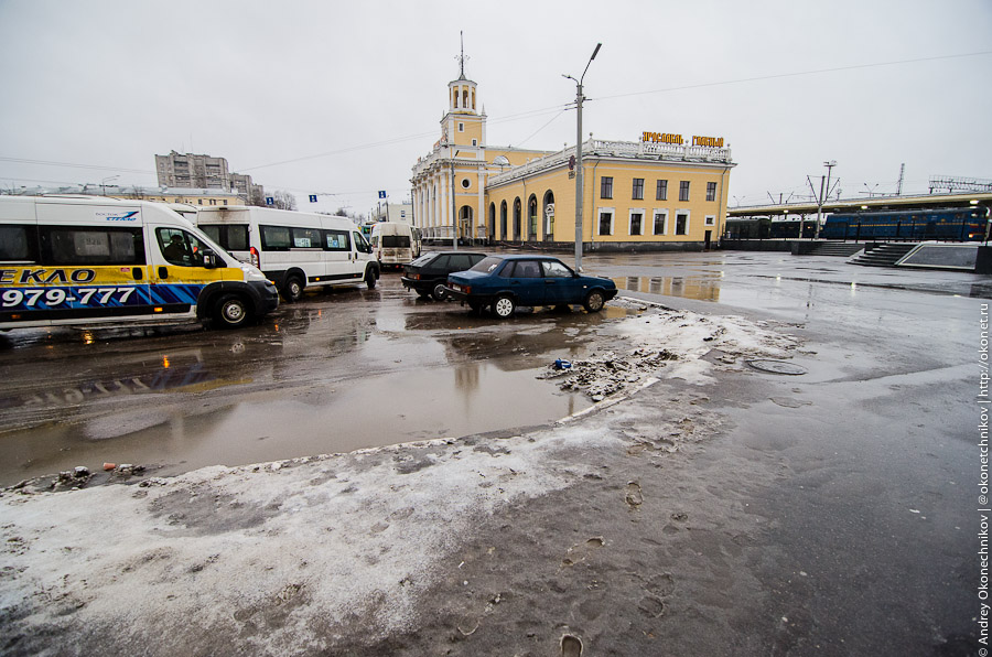 Полщадь перед главным вокзалом города Ярославля.