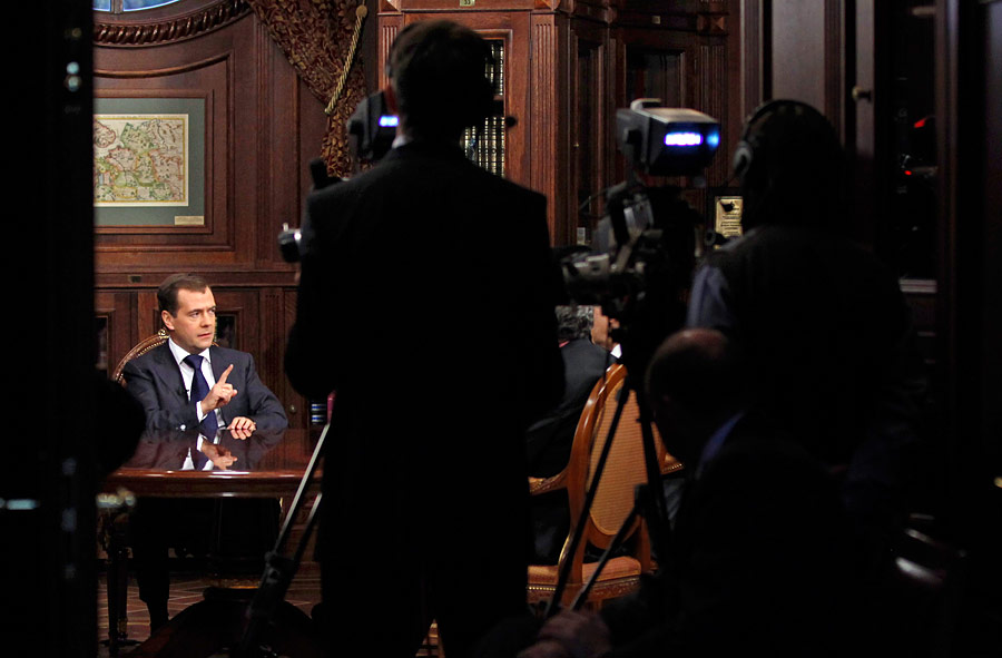 Дмитрий Медведев дает интервью российским телеканалам. © Дмитрий Астахов/ИТАР-ТАСС