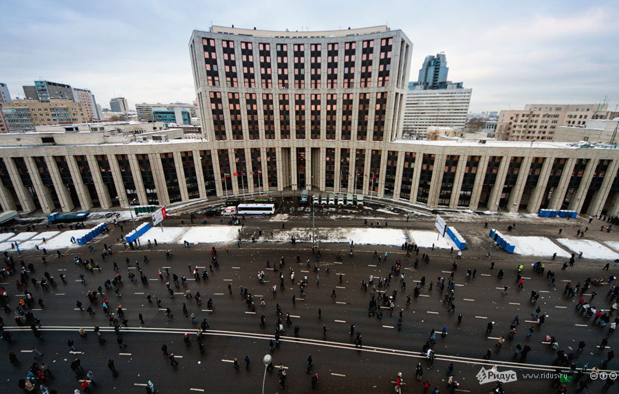 Вид сверху на проспект Сахарова во время митинга «За честные выборы». © Виталий Раскалов/Ridus.ru