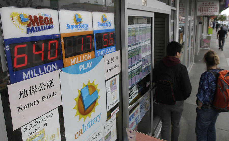 Желающие сорвать джекпот в 640 миллионов долларов стоят в очереди за лотерейными билетами Mega Millions. © LM Otero/AP Photo
