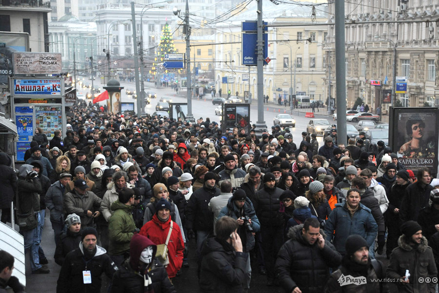 Толпа демонстрантов направляется в сторону Болотной площади. © Василий Максимов/Ridus.ru