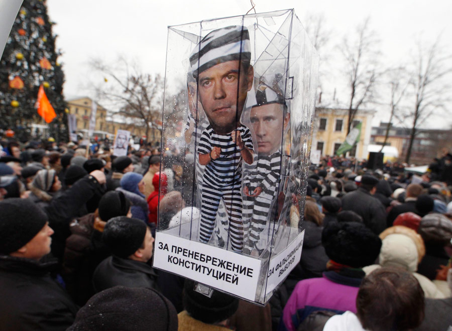 Протестующие на митинге в Санкт-Петербурге 24 декабря 2011 года. © Alexander Demianchuk/Reuters
