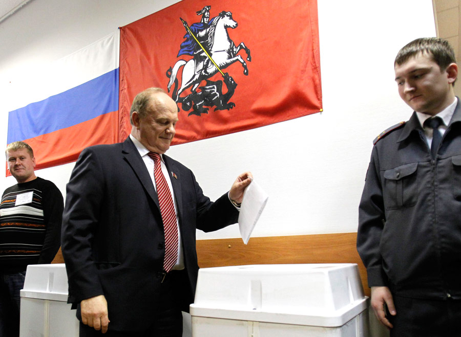 Геннадий Зюганов, лидер коммунистической партии на избирательном участке. © Tatyana Makeyeva/Reuters