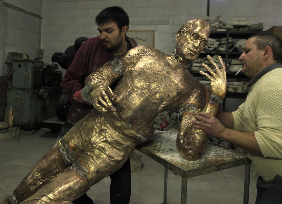 Помощники скульптора подгоняют части статуи друг к другу. © LASZLO BALOGH/Reuters