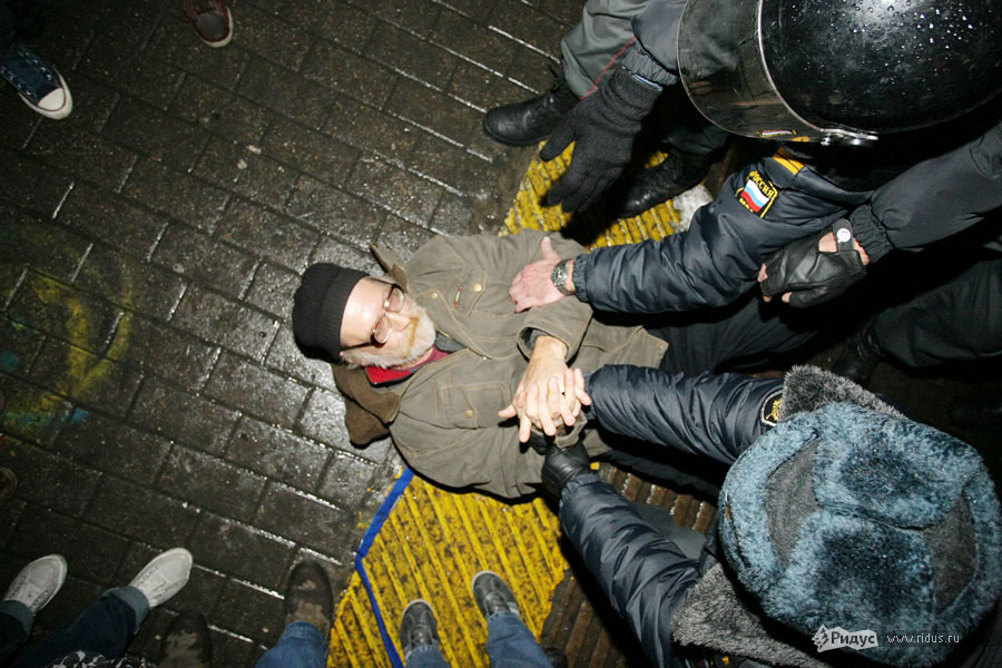 Полиция разгоняет митингующих на Триумфальной площади. © Антон Тушин/Ridus.ru