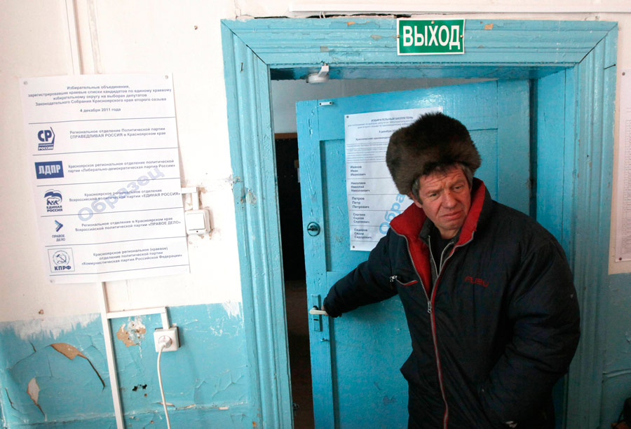 Житель деревни Верхняя Бирюса посещает избирательный участок 4 декабря. © Ilya Naymushin/Reuters