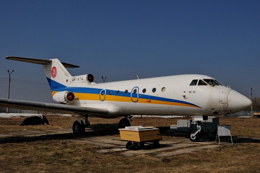 Самолет Як-40 в музее авиации в Киеве