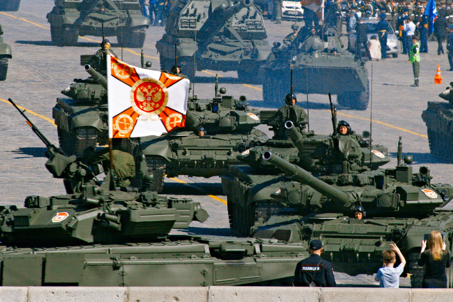 Танк Т-90а. На фоне подходят гаубицы Мста-С.