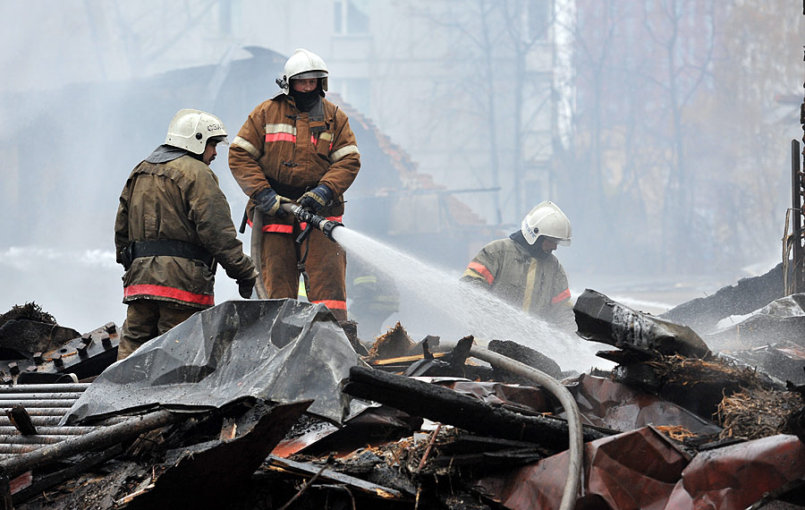 Тушение пожара в ДК «Октябрь». © Рамиль Ситдиков/РИА Новости