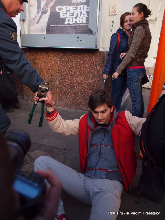 Полицейские задерживают активиста оппозиции на акции в поддержку политзаключенных. Москва. © Vadim Preslitsky 