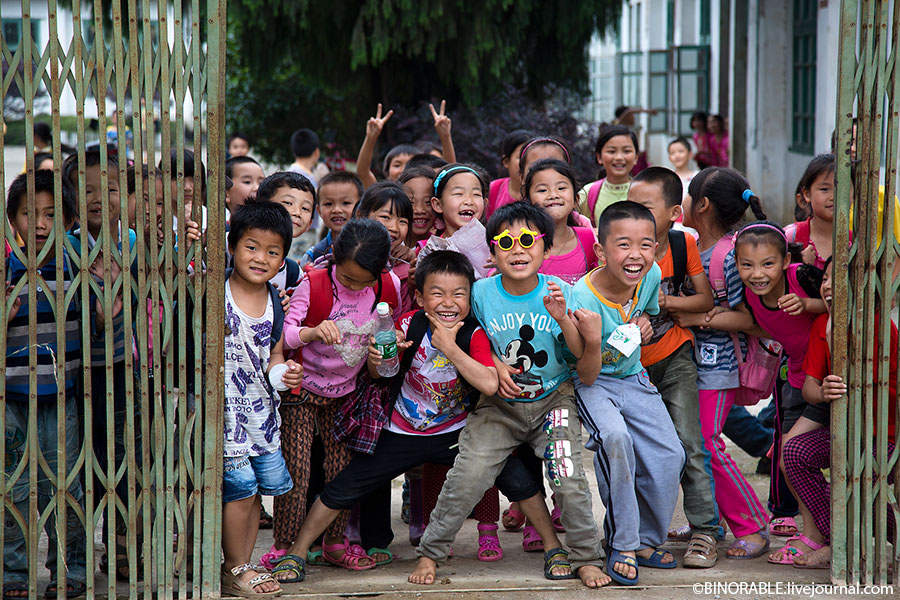 Вход в провинциальную школу около деревни Яншо на юге Китая. Фото: ©binorable.livejournal.com