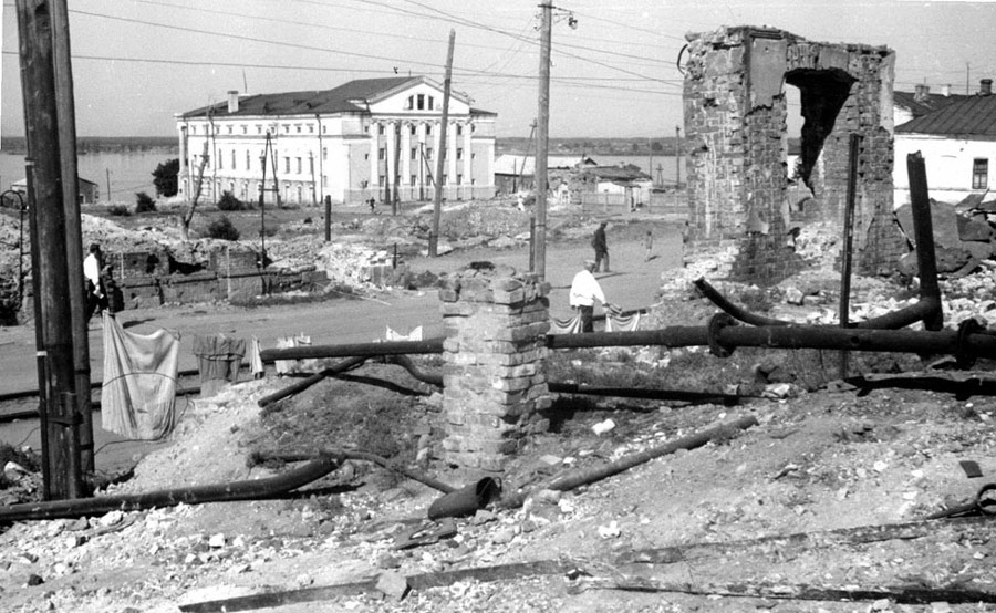 Что делать после войны. Сталинград после войны 1945. Руины Сталинграда 1943. Сталинград город после войны. Сталинград руины фонтан.