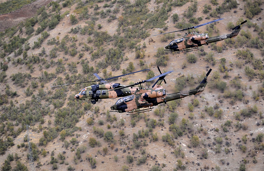 Турецкие военные вертолеты в провинции Хаккяри. © Murat Cetinmuhurdar/Reuters