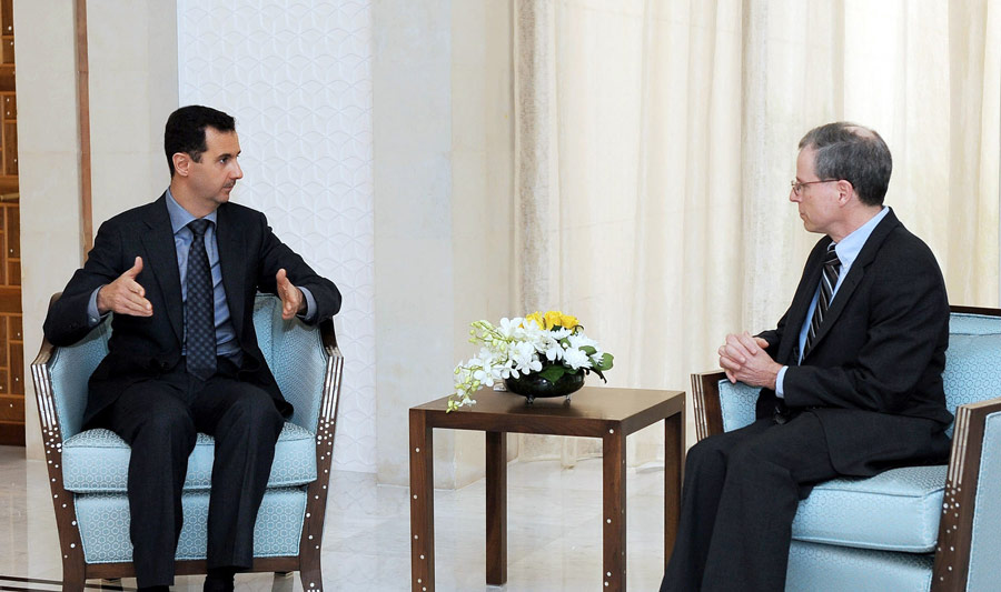 Посол США Роберт Форд на переговорах с президентом Сирии Башаром Асадом в Дамаске. Архивное фото. © Sana/ Reuters
