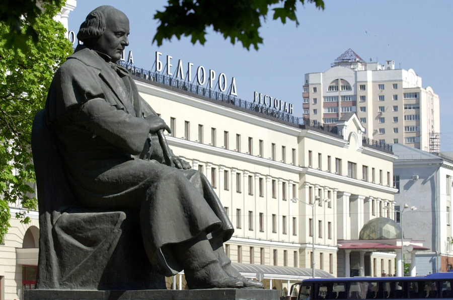 Памятник Михаилу Щепкину у гостиницы «Белгород». © Валерий Морев/ИТАР-ТАСС
