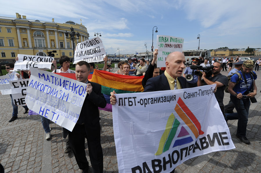 Участники несанкционированного гей-парада у памятника «Медный всадник» в Санкт-Петербурге. © Руслан Шамуков/ИТАР-ТАСС