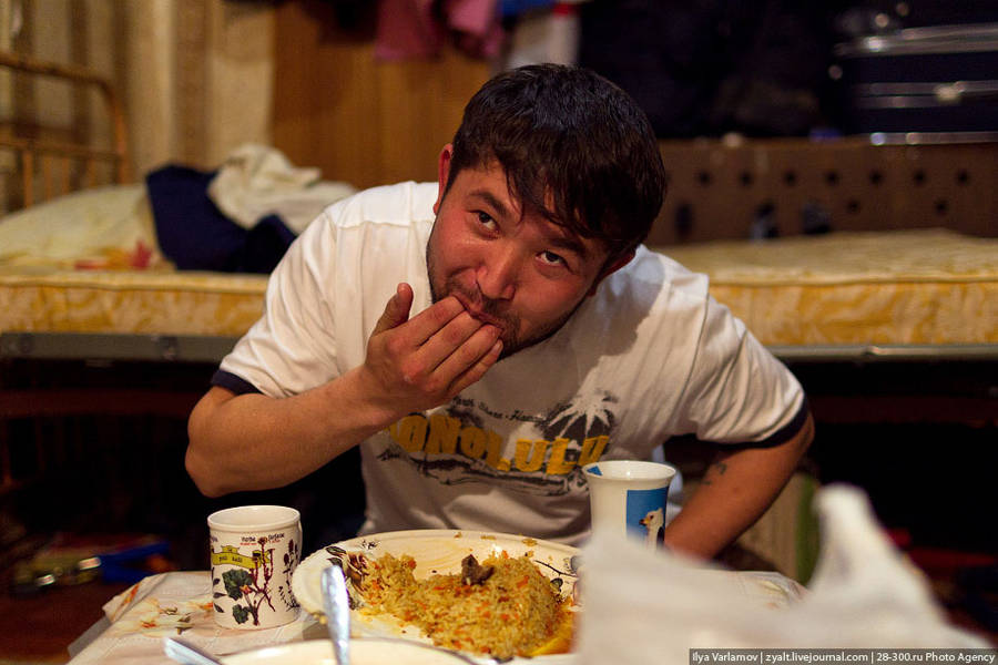 Мигрант в нелегальном общежитии в Москве. © Илья Варламов/zyalt.lj.ru/28-300.ru