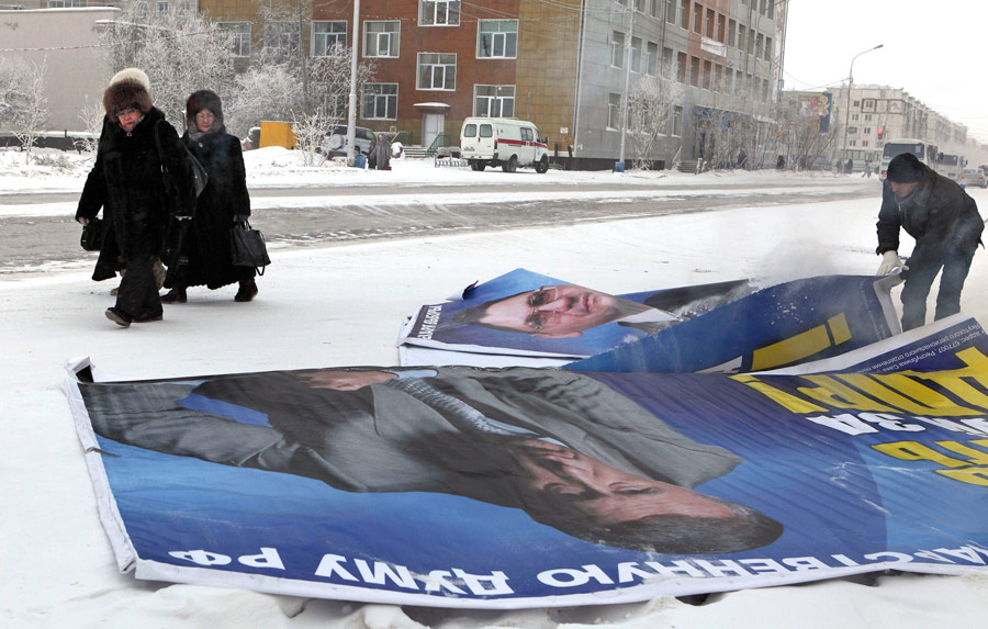 Коммунальные службы производят демонтаж агитационных плакатов в день выборов в Госдуму 4 декабря в Якутске. © Alexander Li/AP Photo