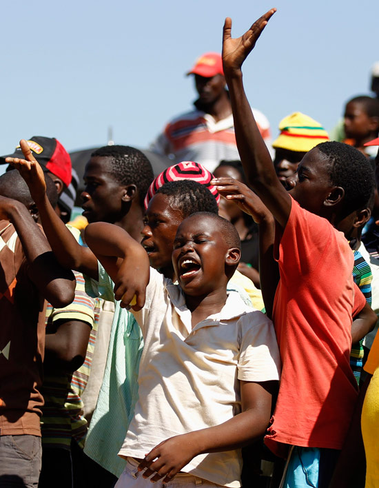 Зрители-болельщики кулачного боя. © Siphiwe Sibeko/Reuters