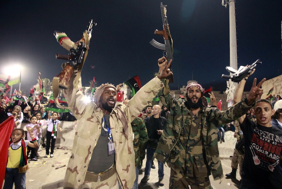 Ливийские повстанцы в Триполи празднуют гибель Муаммара Каддафи. © Suhaib Salem/Reuters