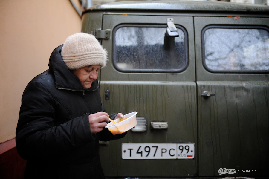 Малоимущих накормили и поделились теплыми вещами. © Антон Белицкий/Ridus.ru