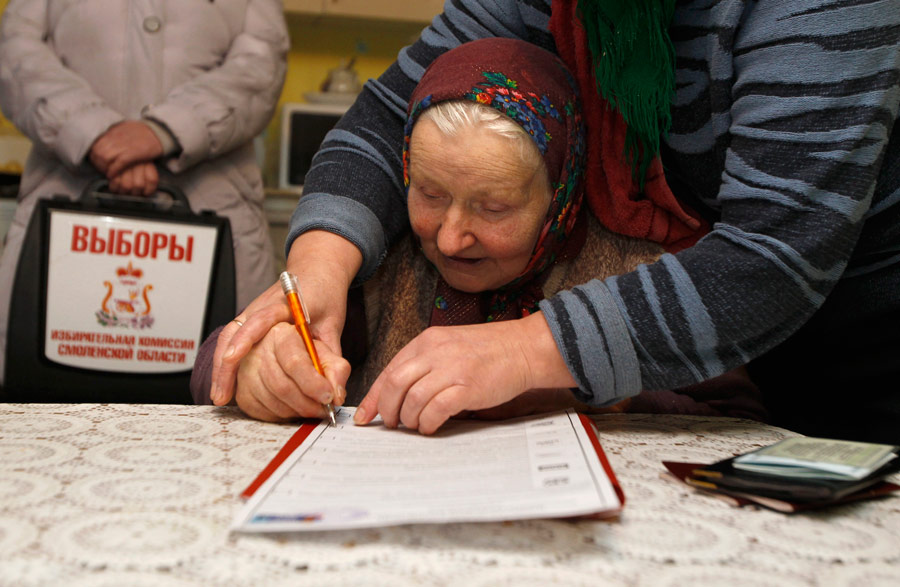 Пенсионерка Елизавета Семенова проголосовала на избирательном участке в деревне Остер Московской области. © Sergei Grits/AP Photo