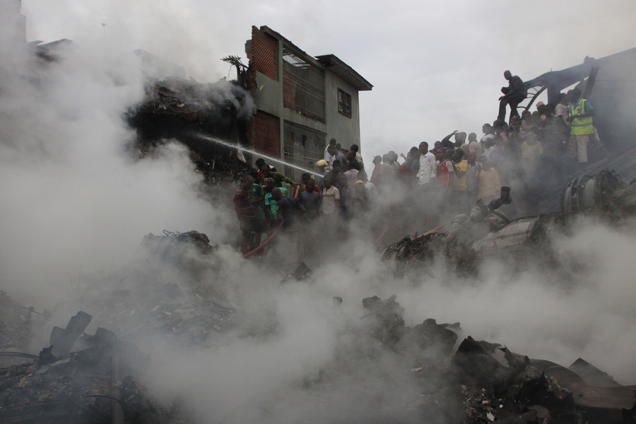 На месте крушения нигерийского авиалайнера в Лагосе. Фото © Sunday Alamba/AP Photo